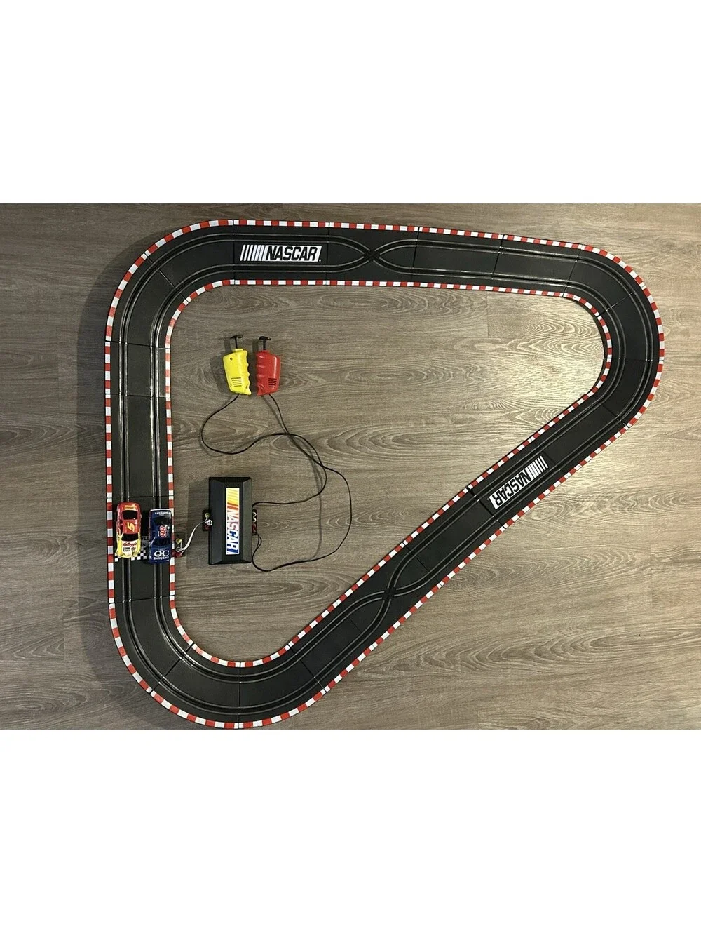 NASCAR High-Banked Tri-Oval Slot Car Track Set 2 Cars Controllers Tested